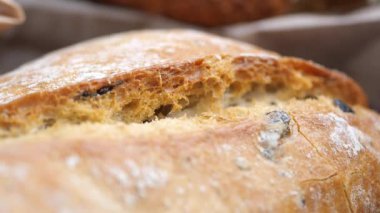 Bir somun ekmeğin kabuklu dokusunu ve kabuklu yüzeyini ortaya çıkarışını izleyin..
