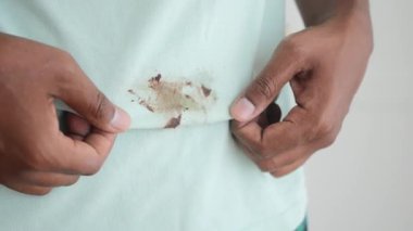 Kumaştaki sert lekeleri yok etmek için etkili yöntemler öğrenin.