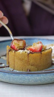 Çikolata ve çilekle nefis bir ziyafetin tadını çıkarıyorum..