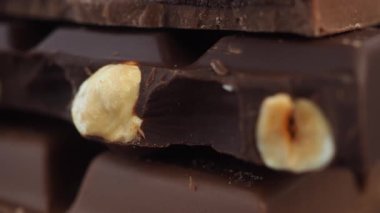 Yakından bakınca, fındıklı çikolata katmanlarının ve dokularının ön plana çıktığı görülüyor..