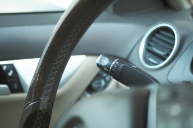 Modern bir araba kulübesinde direksiyon kontrollerine yakın çekim.