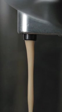 Kahve demlenir ve makineden damlar durmaksızın.