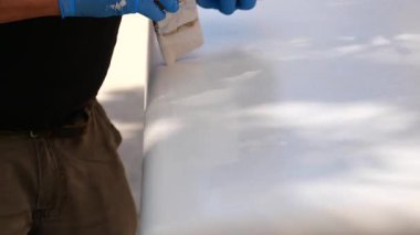 Tekerlekli ve düzgün bir teknikle bir yüzeye boya sürme konusunda uzmandır..