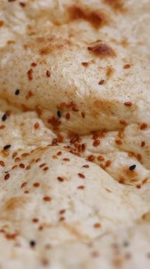 Susamlı lezzetli ekmek yapma sürecini izleyin..