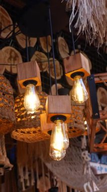 Büyüleyici ahşap ışıklar, el sanatlarıyla dolu canlı bir zanaatkar alanını aydınlatıyor..