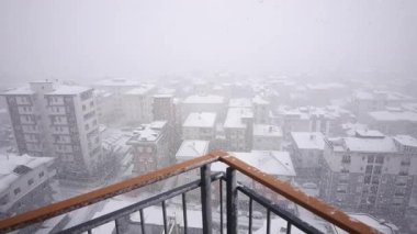 Şiddetli kar, kış fırtınası eserken binaları ve sokakları kaplıyor..