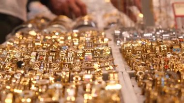 Müşteriler canlı bir piyasa ortamında bir dizi altın mücevheri keşfediyorlar..
