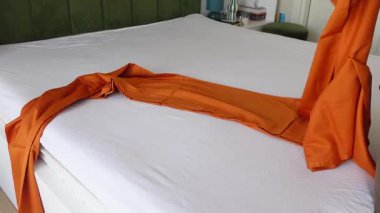 Yatağı örtmek için çarşaf ve kumaşla etkili yollar öğrenin..