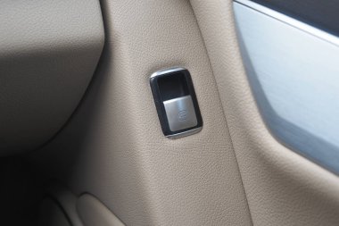 Lüks arabaların içinde parlak bir kapı kolunun yakın görüntüsü..