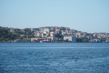 Açık gökyüzü, sahil kenarındaki evlerin çarpıcı manzarasını sunuyor..