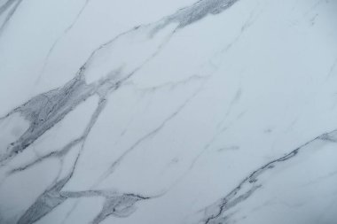 Zarif beyaz mermer yüzeyi hassas gri damar şekillerine sahiptir..