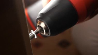 Elektrikli matkap ahşap üzerinde çalışıyor, ev yapımı için mükemmel..