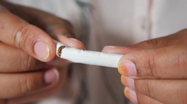 Sigarayı bırakma yolunda bir adım olarak sigarayı kıran kişi..