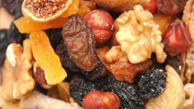 Renkli fındık ve kuru meyvelerin bu canlı çeşitliliğinin tadını çıkarın.