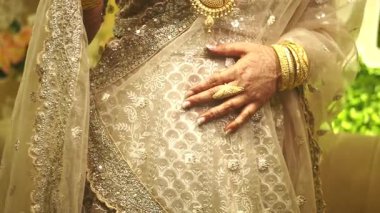 Sari ve mücevherlerin karmaşık desenlerini gösteren detaylı bir yakın çekim.