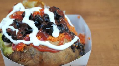 Lezzetli ve rengarenk fırında patates üzerine çeşitli lezzetli süslemeler.