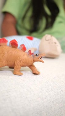 Bu büyüleyici ve renkli oyuncak dinozor yaratıcı oyun için mükemmel.