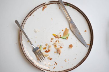 Neredeyse boş bir tabak yemekten sonra artıkları gösterir..