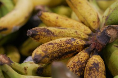 Kahverengi benekli olgun muzlar açık hava pazarında sergilenir..