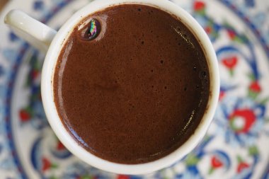 Geleneksel bir fincanda servis edilen Türk kahvesinin üst görüntüsü,