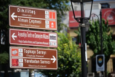 İstanbul tarihi bölgesinde çeşitli yön işaretleri ziyaretçilere rehberlik ediyor.
