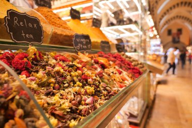 Bitkiler ve kurumuş çiçekler kalabalık bir pazarda satılığa çıkarıldı..