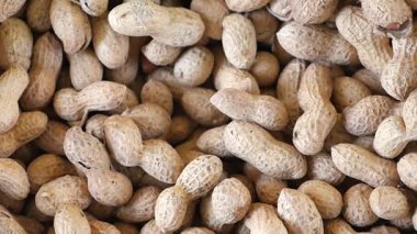 Yer fıstığı temel besinleri sağlar ve abur cubur yerken kalp sağlığını destekler..