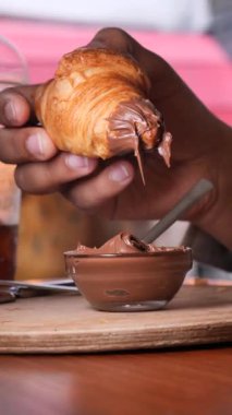 Bol çikolatalı kruvasanın tadını çıkarın..