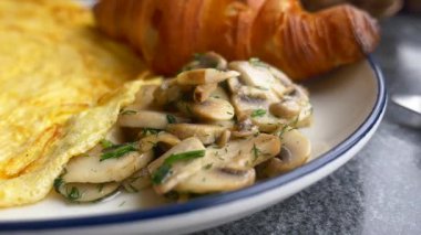 Yanında peynirli omlet ve sarımsaklı mantarla doyurucu bir brunch 'ın tadını çıkarın.