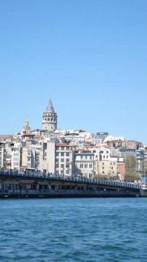 Galata Kulesi manzarası ve Boğaz kıyısı boyunca binalar.