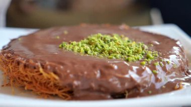 bir tabakta çikolata ve fıstık ile kunafa .