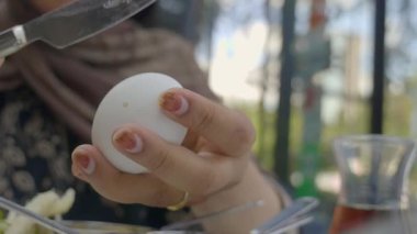 Yumurta kesen birinin yakın çekimi..