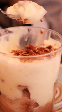 İçinde çıtır fındık ve krem şanti olan kremalı bir tatlı..