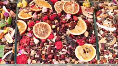 Markette renkli bitkiler, meyveler ve çiçekler keşfedin..