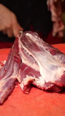 Becerikli bir işçi kasabadaki markette taze et hazırlıyor..