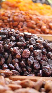 Sonbahar mevsiminde canlı bir pazarda gösterilen tarihleri inceleyin.