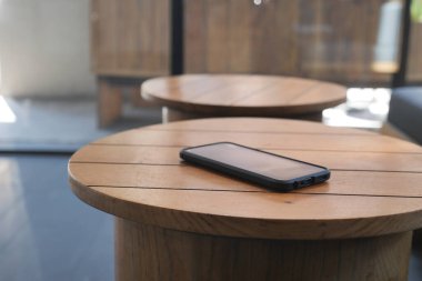 Cep telefonu ahşap bir masada dinleniyor. Akıllı telefon kavramını kaybettim.