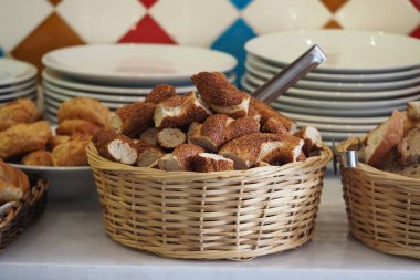 Çeşitli ekmek türleriyle dolu sepetler rahat bir fırında sergilenir..