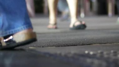 Canlı bir şehir caddesinde birkaç yayanın olduğu akşam yürüyüşleri..