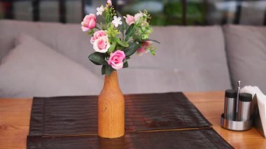 Çekici bir çiçek gösterisi davetkar masa atmosferini güçlendirir..