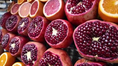 Markette nar ve turunçgillerden oluşan canlı bir düzenleme..