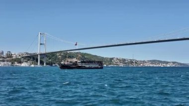 Istanbuls sularında çarpıcı bir köprünün altında manzaralı bir tekne gezisi..