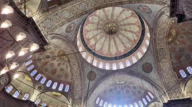 İkonik bir caminin çarpıcı tavan tasarımlarını ve sanat eserlerini keşfedin..