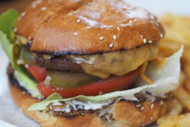 Sebzelerle dolu taze bir çizburger ve patates kızartması..