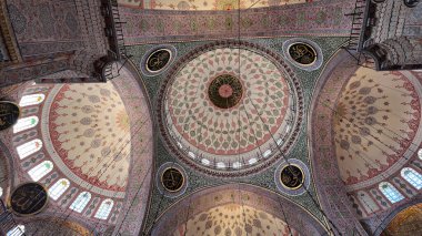 Süslü kubbe ve dekoratif tavan sanat eserlerinin çarpıcı görüntüsü.