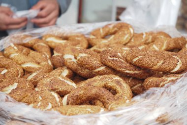 Taze pişmiş Türk simit pazarda sergileniyor.