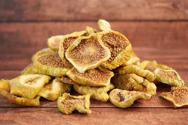 Kurutulmuş incirler doğal dokularını ve renklerini sergilemek için bir yığın halinde dizilir..