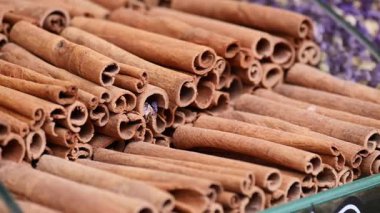Satılık taze tarçın çubukları olan canlı bir pazarı keşfedin..