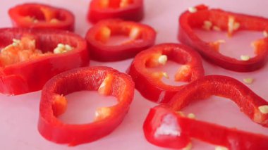 Taze kırmızı biberler besleyici yemekler ve atıştırmalıklar için dilimleniyor..