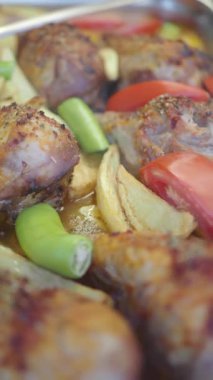 Kızarmış tavuğun ve taze sebzelerin tadını çıkarın..